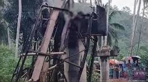 පාළමින් කොටසක් කඩා වැටීමෙන් පුද්ගලයෙක් මරුට