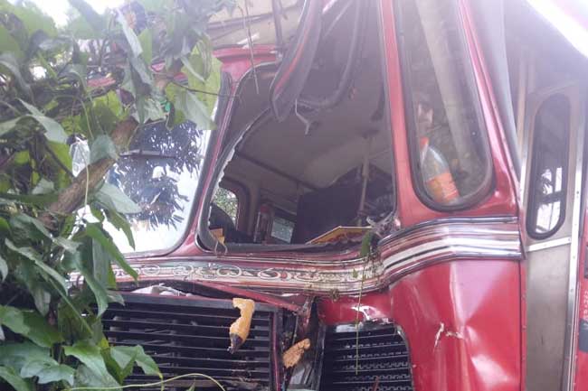කඩුගන්නාවේ බිහිසුණු බස් රථ අනතුරක්