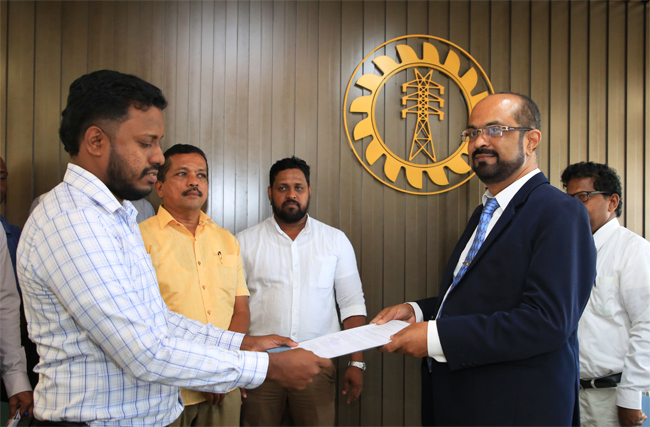 වැඩතහනමට ලක් වූ ලංවීමේ 62 ක් යළි සේවයට